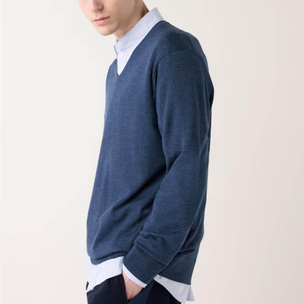 Uniqlo. Men’s Wool V-neck Sweater. Blue. XS